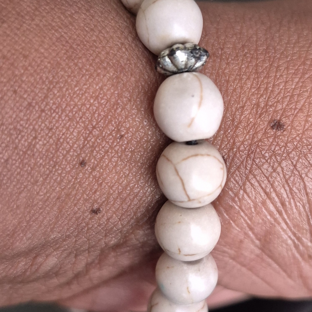 Handcrafted White Howlite Braclet with Safari Stone! - Picture 4 of 9